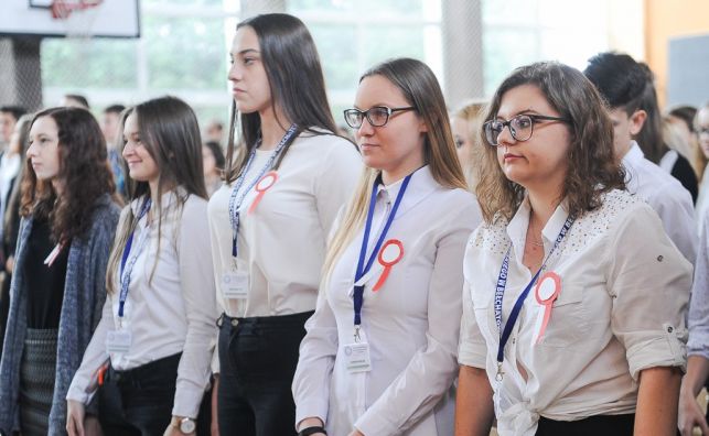 Licealiści z "Kochanowskiego" wspólnie odśpiewali Mazurka Dąbrowskiego [FOTO] - Zdjęcie główne