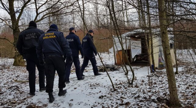 W kapciach i piżamie na mróz... Pomoc przyszła w porę - Zdjęcie główne