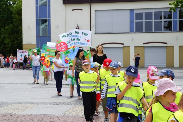 Barwny korowód przeszedł ulicami Bełchatowa. Dziś dzieci obchodziły Powiatowy Dzień Ziemi [FOTO] - Zdjęcie główne