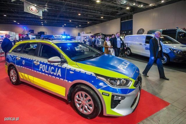 Nowa kolorystyka i ''amerykański'' napis. Takie radiowozy pojawią się w przyszłości również na ulicach Bełchatowa - Zdjęcie główne