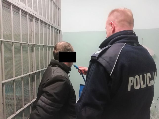 Po pijanemu wjechał w auto policjanta. Wydmuchał prawie 3 promile! - Zdjęcie główne