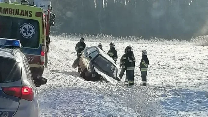 Uwaga ślisko! Auto wypadło z drogi, wezwano służby - Zdjęcie główne