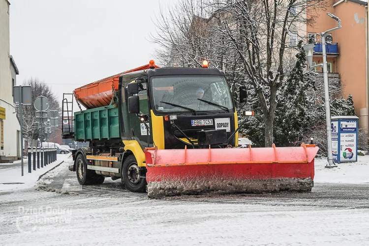 Biały puch znów przykrył Bełchatów. Jakie warunki na drogach? [FOTO] - Zdjęcie główne