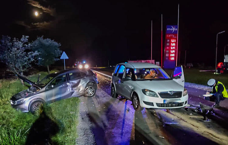 Zderzenie czterech osobówek w Drużbicach, dwie osoby w szpitalu. Pijany sprawca uciekł z miejsca zdarzenia [FOTO] - Zdjęcie główne