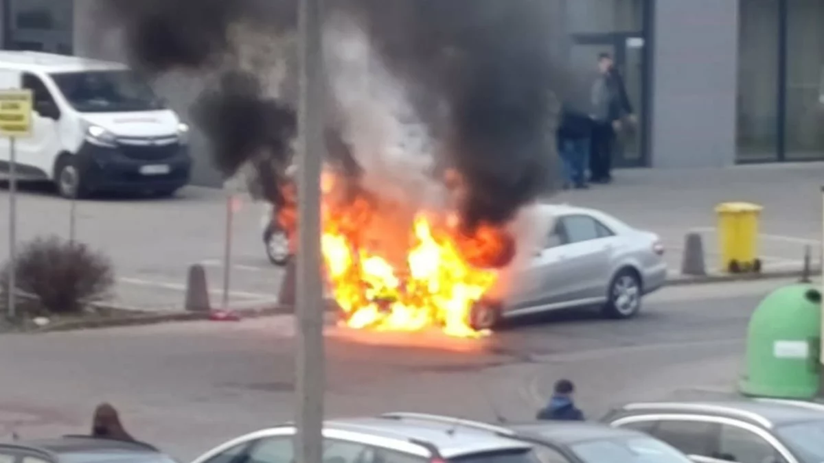 Samochód spłonął pod bełchatowskim marketem. Kłęby dymu nad osiedlem [FOTO]