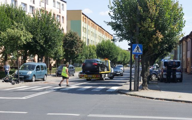 Audi zderzyło się z hondą na skrzyżowaniu Kwiatowej i 1 Maja. Nie działa sygnalizacja świetlna! [FOTO] - Zdjęcie główne