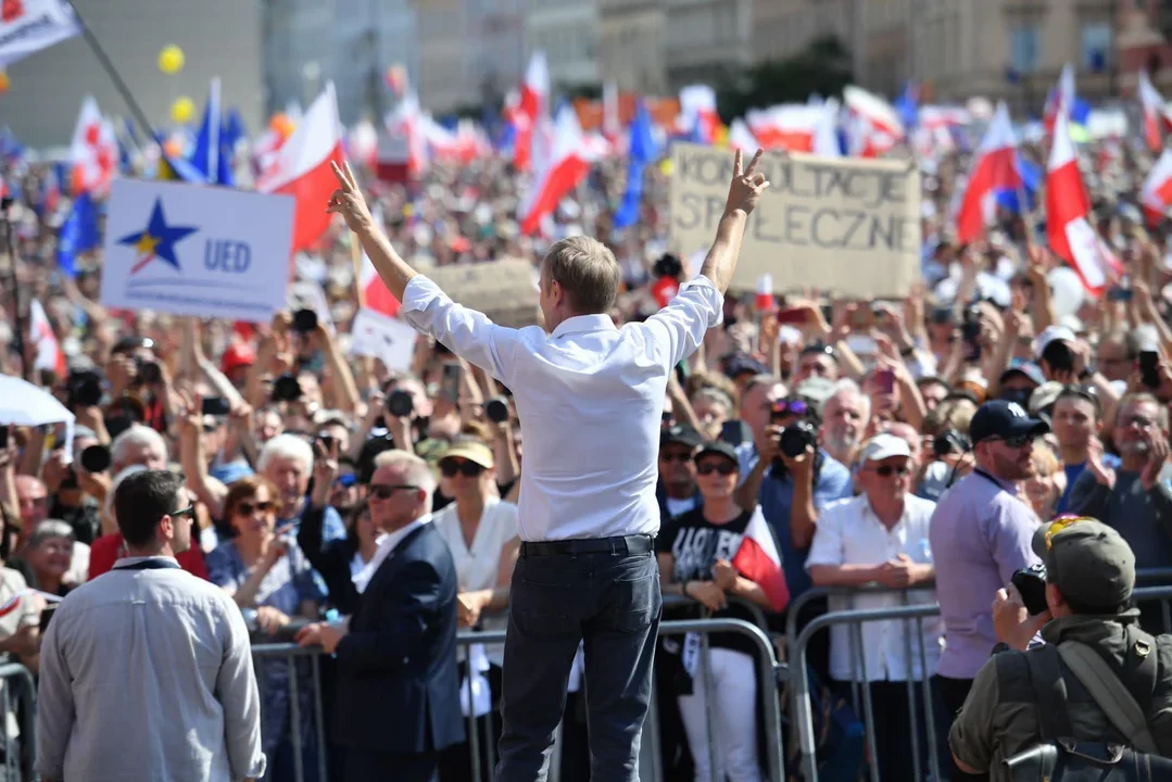 Znamy late poll. Jak przez noc zmieniły się wyniki wyborów? PiS nadal na prowadzeniu, ale z mniejszą liczbą mandatów. Triumfuje opozycja - Zdjęcie główne