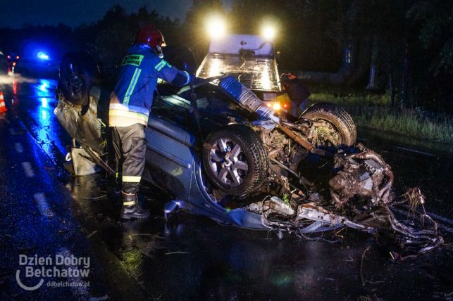 Samochód odbił się od drzewa i dachował na drodze do elektrowni. Ciężko uwierzyć, co na koniec zrobił kierowca... [FOTO] - Zdjęcie główne