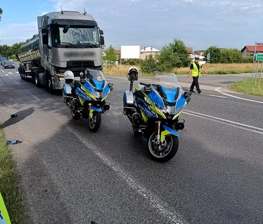 Tragiczny wypadek z udziałem rowerzysty. Mężczyzna wjechał wprost pod ciężarówkę - Zdjęcie główne