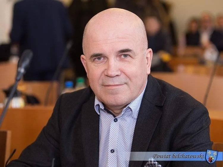 Marek Chrzanowski miał na koncie 6 tys. zł oszczędności. Ponadto był właścicielem domu (150 m2) za 500 tys. zł oraz mieszkania (75 m2), wartego 290 tys. zł. Do tego dochodzą jeszcze trzy inne nieruchomości (w tym dom letniskowy) za 200 tys. zł. W ramach prowadzonej do początku maja ubiegłego roku działalności gospodarczej zarobił 56 500 zł, natomiast jako główny specjalista ds. ochrony i bezpieczeństwa w spółce Elbis – 24 067 zł. Do tego doszło jeszcze 19 390 zł diety. Radny posiadał dwa samochody osobowe: toyotę CHR z 2017 roku za 84 tys. zł oraz toyotę prius z 2009 roku za 17 tys. zł, a także kredyt zaciągnięty na zakup jednego z nich w wysokości 69 016,50 zł.