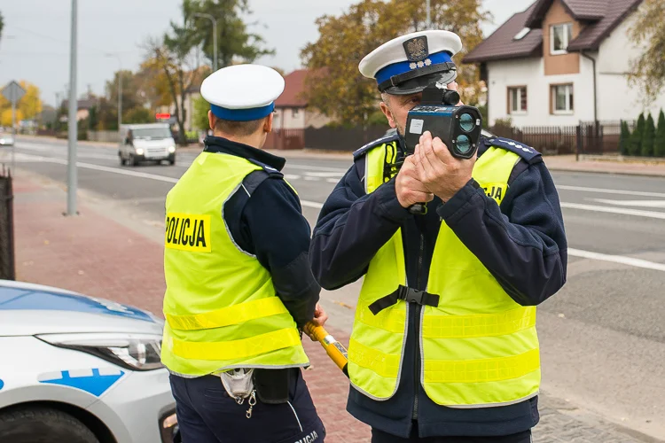 Pirat drogowy zatrzymany przez policję w gminie Bełchatów. Dostał ogromny mandat  - Zdjęcie główne