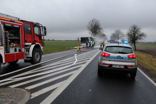 Autokar stanął w płomieniach. Kierowca próbował bezskutecznie ugasić ogień [FOTO] - Zdjęcie główne