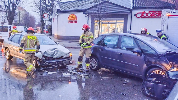 Dwie osobówki zderzyły się na ul. Piłsudskiego. Jedna osoba trafiła do szpitala - Zdjęcie główne