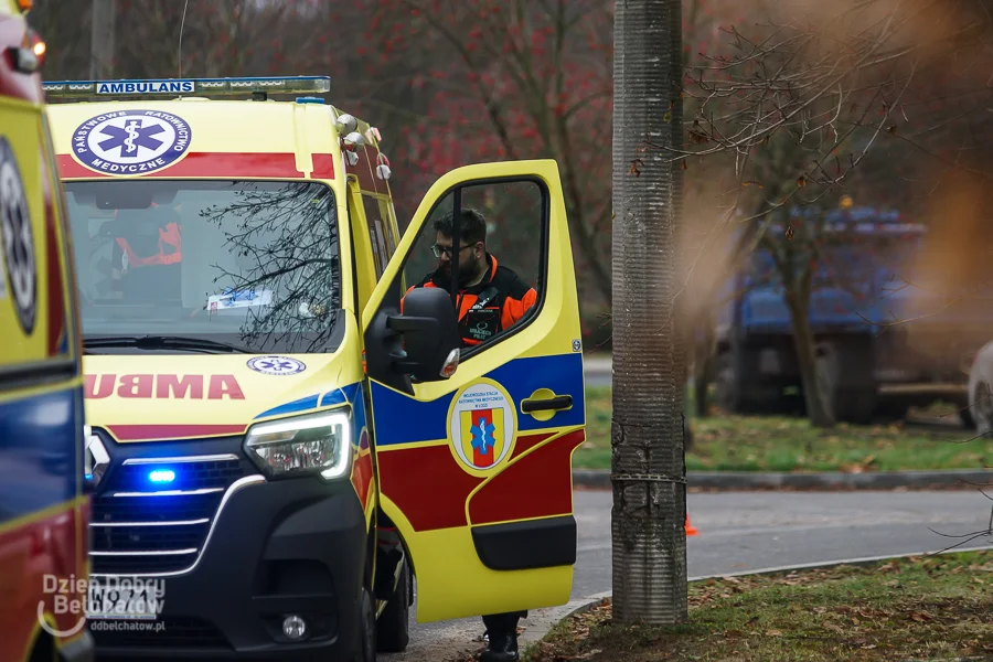 Groźny wypadek nieopodal bełchatowskiego szpitala. Na miejscu policja, straż i pogotowie - Zdjęcie główne