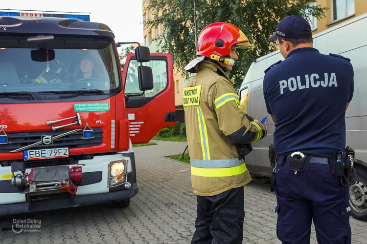 Woda lała się z sufitu, strażacy wyważali drzwi. Co się działo na bełchatowskim osiedlu? - Zdjęcie główne