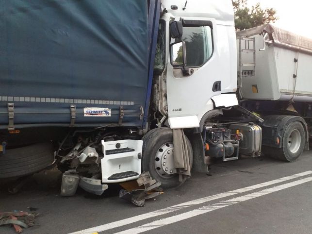 Wypadek w Grudnej. Zderzyły się dwa tiry. Kierowca utknął w kabinie. Czerwiec 2020