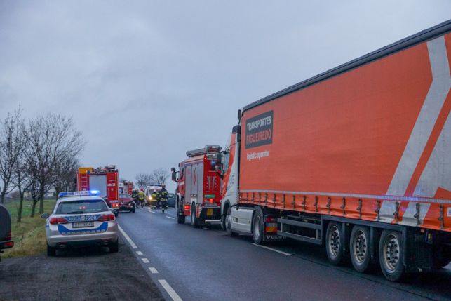 [AKTUALIZACJA] Wypadek między Bełchatowem a Piotrkowem. Zderzyły się 3 auta [FOTO] - Zdjęcie główne