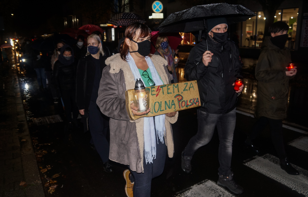 Bełchatowianki protestowały w milczeniu. Zapalone znicze, lampki i czarne parasolki na manifestacji [FOTO] - Zdjęcie główne