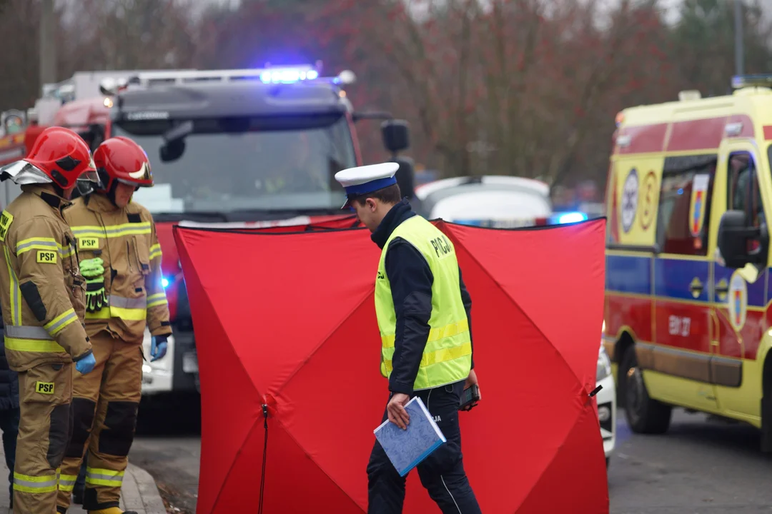 Tragedia na DK 74 w gminie Szczerców. Nie żyje 29-letni mężczyzna - Zdjęcie główne