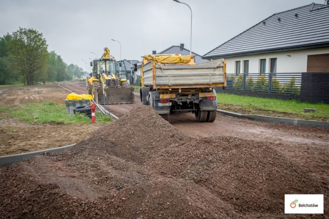 8 milionów na drogi, chodniki i parkingi. Czy powstanie też przed blokiem 315 na Dolnośląskim? - Zdjęcie główne