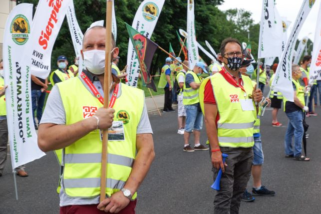 Już jutro kolejny protest pod siedzibą PGE GiEK. Związkowcy z kopalni i elektrowni połączą siły - Zdjęcie główne