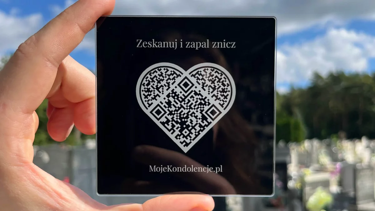 Tabliczka QR - nowoczesny sposób upamiętnienia zmarłych dostępny teraz również w Bełchatowie - Zdjęcie główne