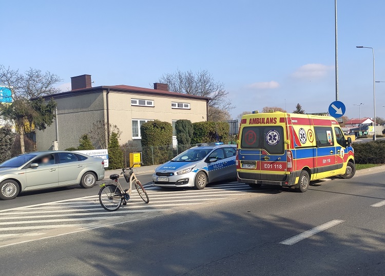 Karetka pogotowia i policja na Czaplinieckiej. Kobieta pod opieką medyków [FOTO] - Zdjęcie główne