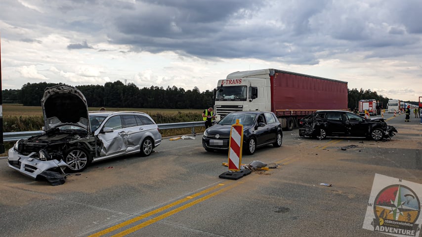 Zderzenie pięciu pojazdów, są ranni. Wezwano śmigłowiec LPR [FOTO] - Zdjęcie główne