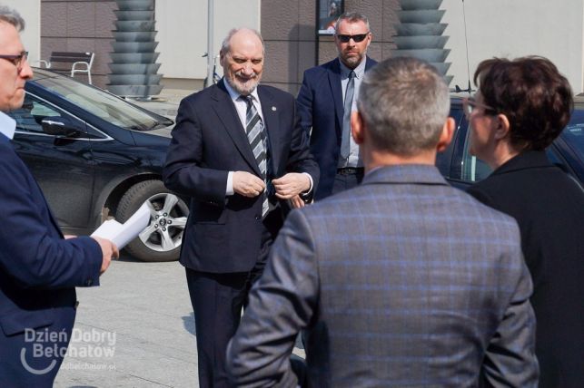 Antoni Macierewicz prezentował w Bełchatowie kandydatów do Europarlamentu - Witolda Waszczykowskiego i Beatę Dróżdż [FOTO] - Zdjęcie główne