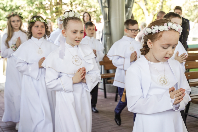 Pierwsza komunia święta w Bełchatowie. Uroczystości w parafii pw. Narodzenia NMP przy ulicy Kościuszki [FOTO] - Zdjęcie główne