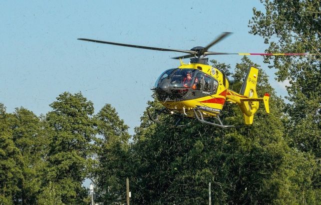 Wypadek na DK74. Motocykl pękł na pół. Na miejscu lądował śmigłowiec ratunkowy [FOTO] - Zdjęcie główne