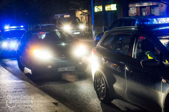 Wypadek na Wojska Polskiego. Samochód wjechał w młodą kobietę [FOTO] - Zdjęcie główne