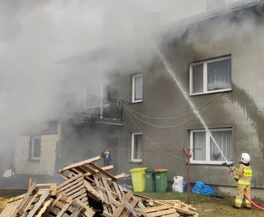 Kłęby dymu i strażacy w aparatach oddechowych. Pożar w gminie Rusiec [FOTO] - Zdjęcie główne