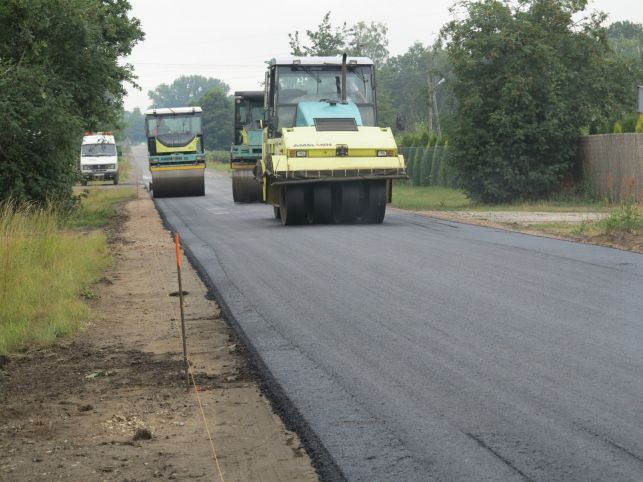 Kładą nową nawierzchnie na drodze  - Zdjęcie główne