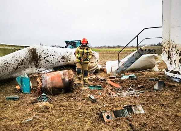 Eksplodowała turbina wiatrowa. "Fragmenty zostały porozrzucane na obszarze 100 metrów" - Zdjęcie główne