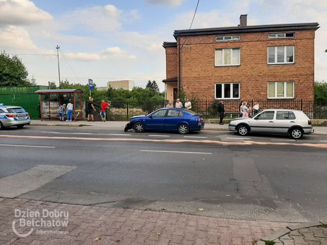 Zderzenie osobówek na ul. Pileckiego. Występują utrudnienia [FOTO] - Zdjęcie główne