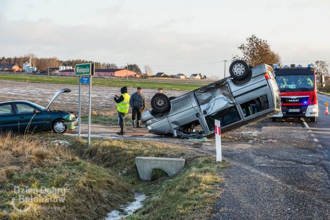 Wypadek pod Bełchatowem. Bus na dachu, 3 osoby w szpitalu [AKTUALIZACJA] - Zdjęcie główne