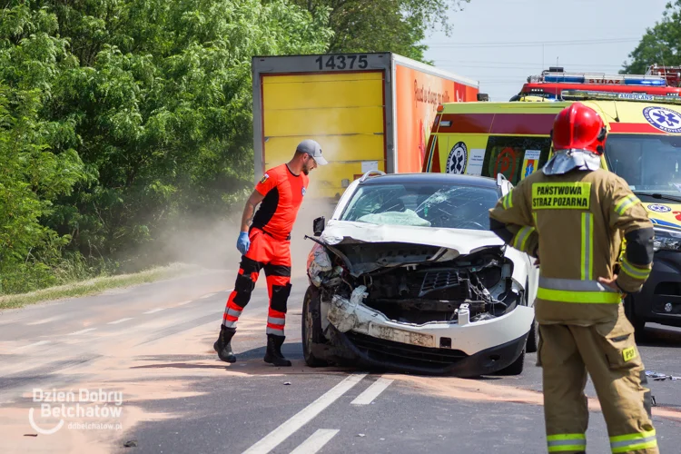 Roztrzaskane auta na drodze w kierunku kopalni. Dwie osoby w szpitalu [FOTO] - Zdjęcie główne