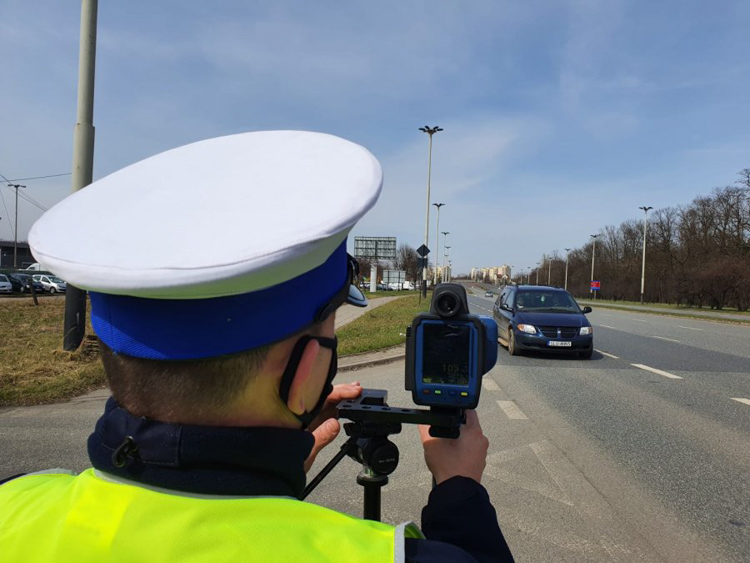  Uwaga kierowcy, rusza policyjna akcja! Więcej patroli na drogach, mierniki prędkości i wideorejestratory - Zdjęcie główne