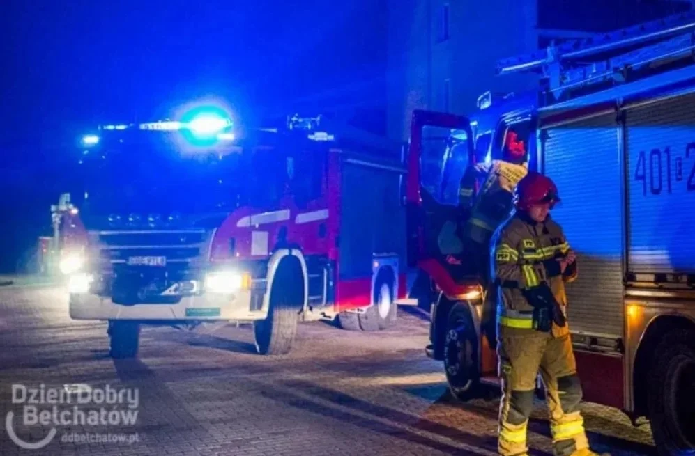 Nocny pożar w bloku, mieszkańcy wybiegli z budynku. Wezwano straż i karetkę pogotowia - Zdjęcie główne