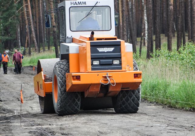 Skończy się koszmar kierowców, remontują drogę pod Bełchatowem. Koparki i ciężki sprzęt w akcji [FOTO] - Zdjęcie główne