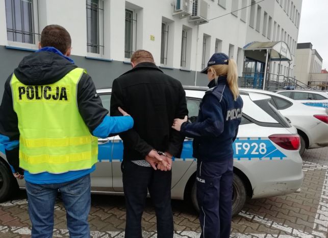 Rozbity radiowóz i policjant w szpitalu. Szalony pościg pod Bełchatowem! [FOTO] - Zdjęcie główne