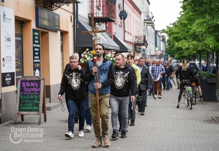 Mężczyźni modlili się na ulicach Bełchatowa. Męski różaniec w centrum miasta [FOTO] - Zdjęcie główne