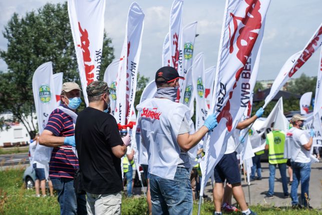 Transparenty, trąbki i okrzyki pod siedzibą PGE GiEK. Górnicy i energetycy znów przypomnieli o Złoczewie! [FOTO, AKTUALIZACJA] - Zdjęcie główne