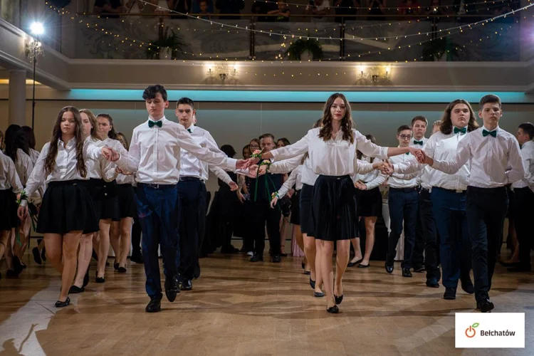 Bal ósmych klas w bełchatowskiej szkole. Polonez, kwiaty i szaleństwo na parkiecie [FOTO] - Zdjęcie główne