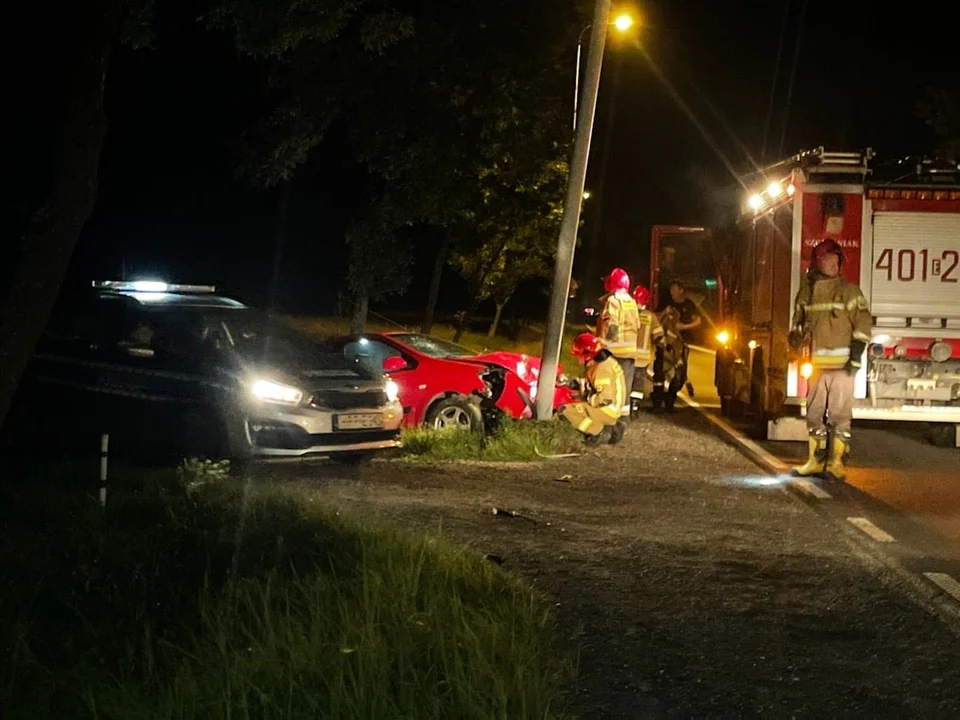 Wjechał samochodem w latarnię. Zostawił roztrzaskane auto i uciekł - Zdjęcie główne