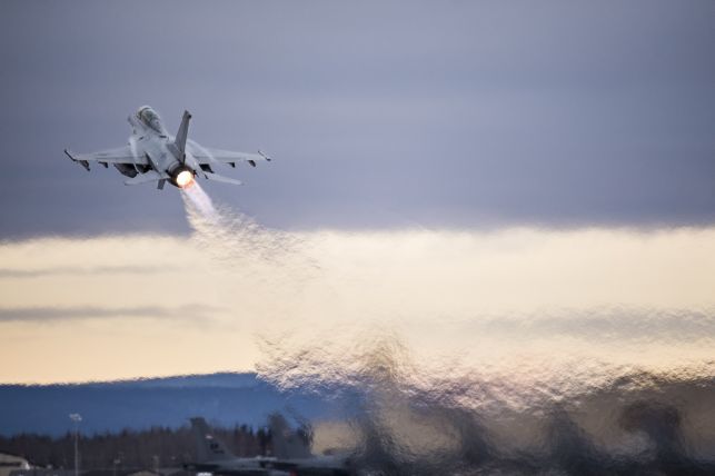 Potężny huk nad Bełchatowem. Czytelnicy pytają: prace na kopalni czy ćwiczenia myśliwców F-16? - Zdjęcie główne