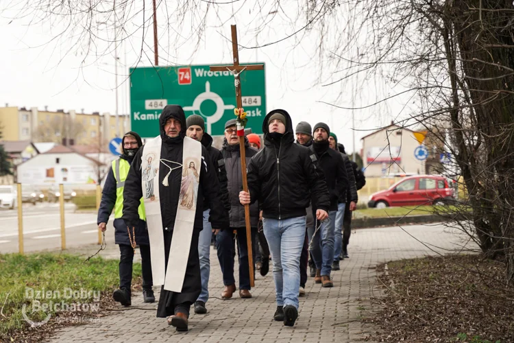  Kilkudziesięciu mężczyzn modliło się na ulicach Bełchatowa [FOTO] - Zdjęcie główne