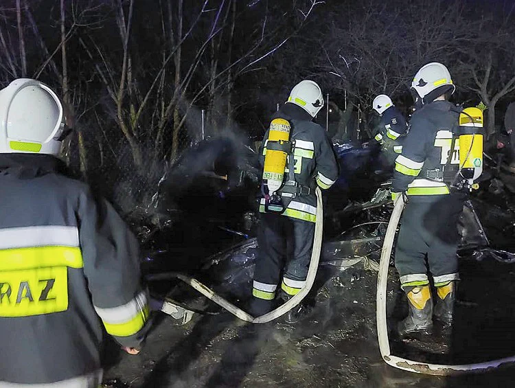 Przyczepa kempingowa stanęła w ogniu. Strażacy ruszyli na ratunek [FOTO] - Zdjęcie główne