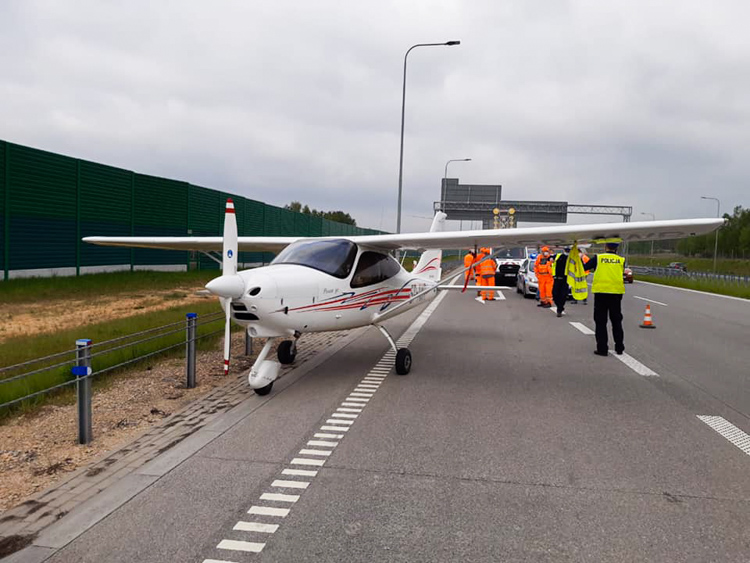 Samolot lądował na autostradzie A1. Utrudnienia na drodze koło Częstochowy [FOTO] - Zdjęcie główne